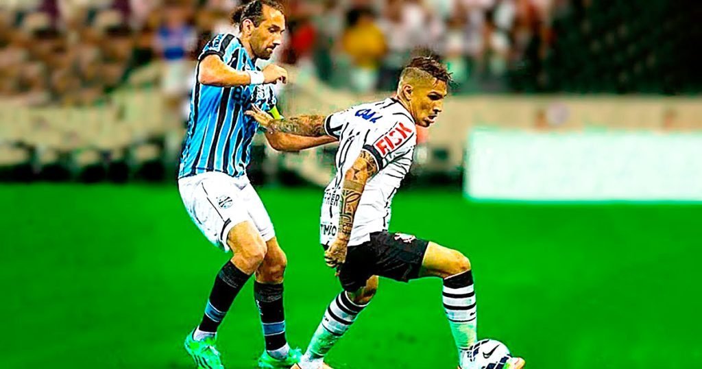 Hernán Barcos y Paolo Guerrero enfrentados en Brasil.
