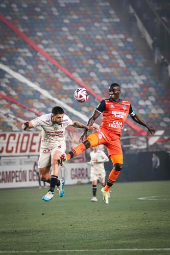 Di Benedetto y Yorleys Mena disputan un balón