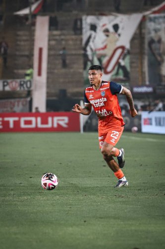 Pierre Da Silva encarando con el balón dominado